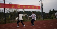 昂首阔步勇往直前(昂首阔步勇往直前可以一起用吗)